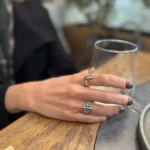 Kıvrım Kutu Taş Yüzük, modern kıvrım yapısı ve kutu taş dizilimiyle kadın taşlı gümüş yüzük modelleri arasında trend ve dikkat çekici bir tasarımdır.