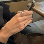 Şerit Taşlı Gümüş Yüzük, minimal formu ve parlak taş dizilimiyle trend kadın taşlı yüzük modelleri içinde öne çıkan modern bir tasarımdır.