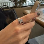 Taşlı Kıvrım Yüzük, 925 Gümüş modern kıvrım formu ve kutu taş detayıyla kadın taşlı yüzük modelleri arasında öne çıkan trend bir tasarımdır.